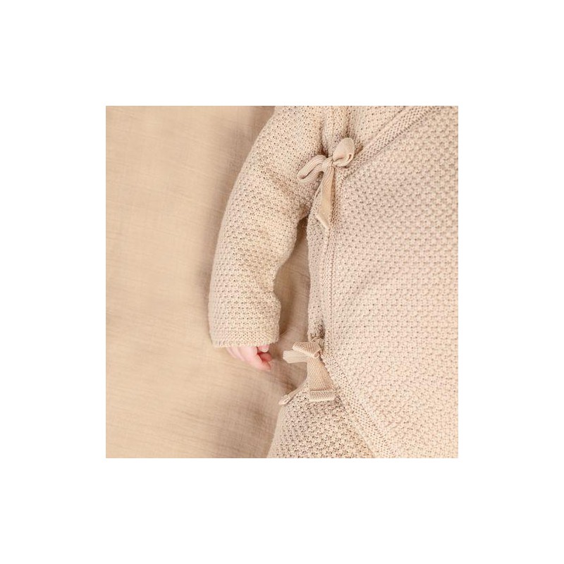 Gebreid boxpakje met overslag Sand - Little Dutch