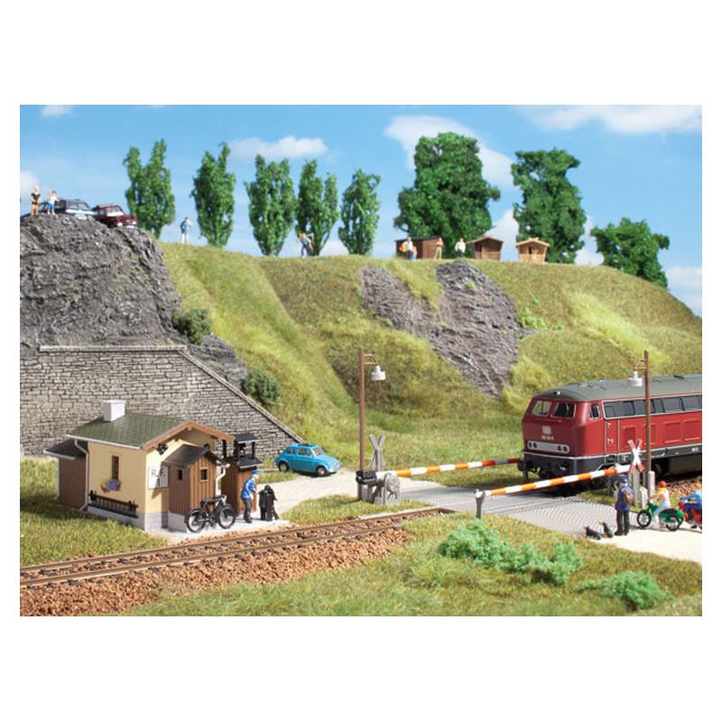 Spoorwegovergang + huis , H0 Auhagen (11345)