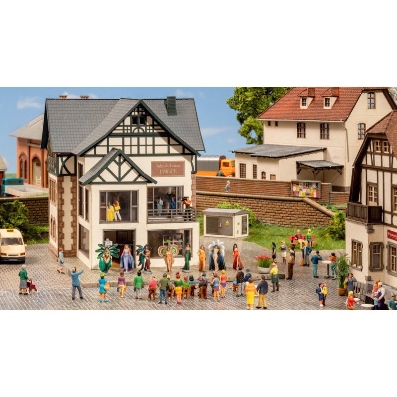 Modelwinkel met bewegende modeshow H0, Noch 66501