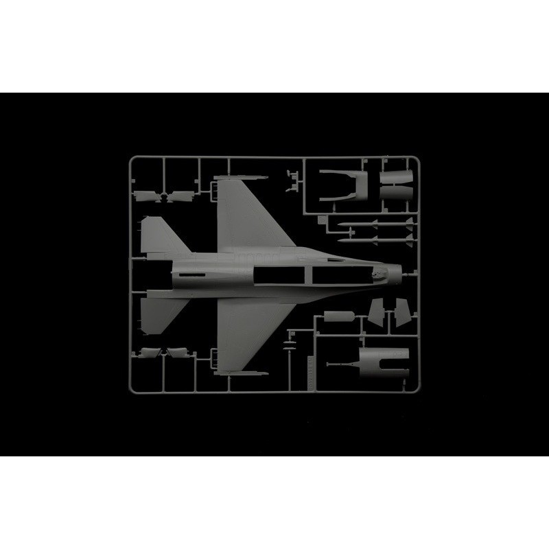 F-16C Fighting Falcon (war thunder) 1:48, Italeri