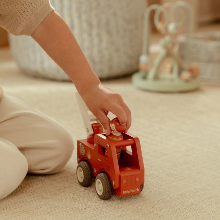 Brandweerwagen met figuur FSC - Little Dutch Brandweerwagen met figuur FSC - Little Dutch