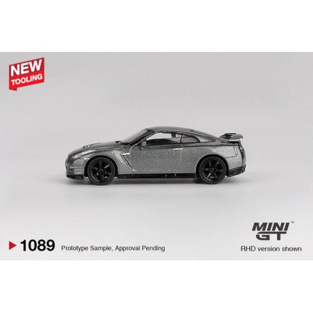 Nissan GTR (R35) CRS version '13, grijs metallic 1:64 MiniGT (1089)