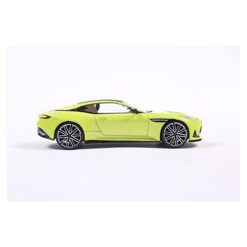 Aston Martin DB12 '23, geel (Lime Essence)