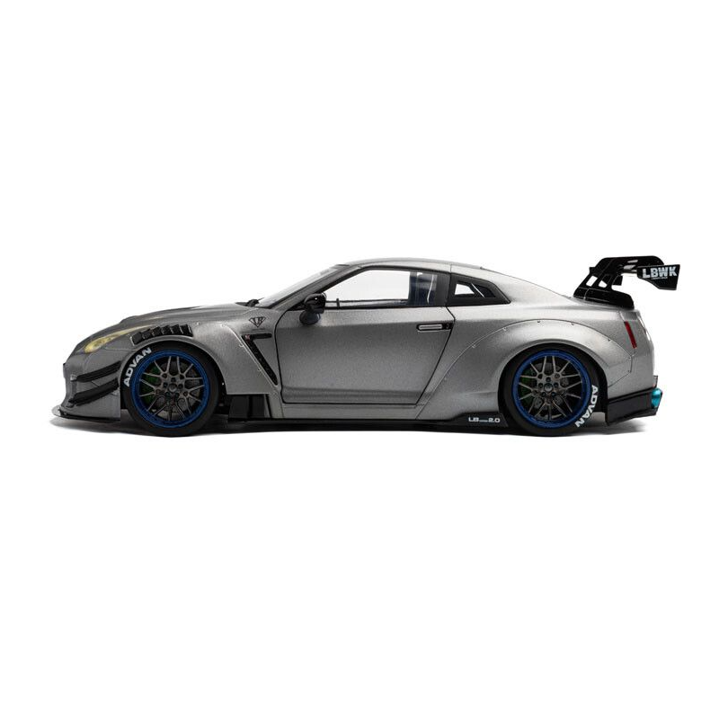 Nissan GT-R (R35) W/ Liberty Walk bodykit 2.0 '23, zilver - 1:18 - Solido
