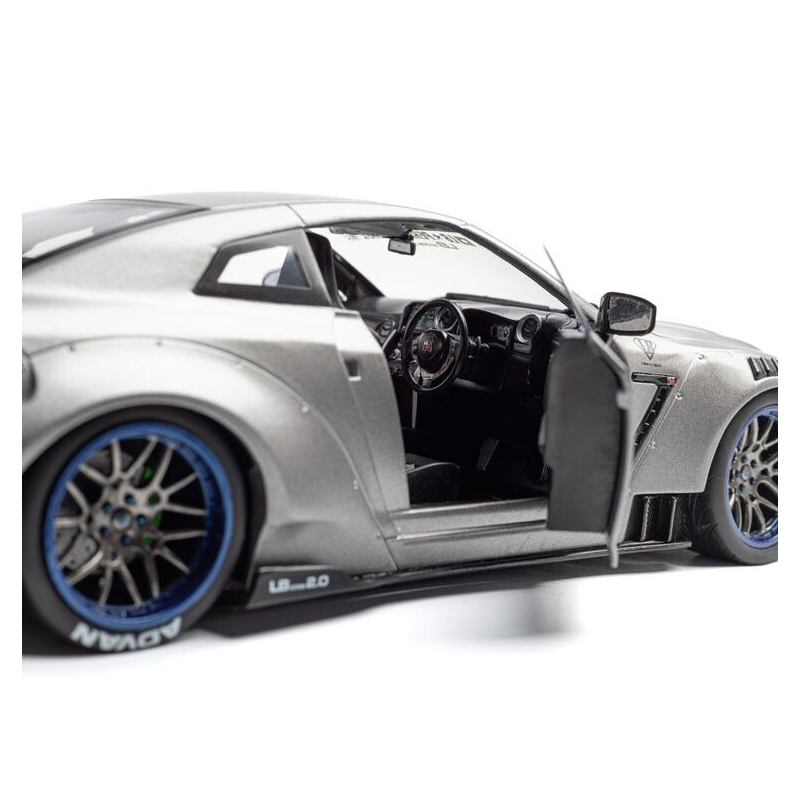 Nissan GT-R (R35) W/ Liberty Walk bodykit 2.0 '23, zilver - 1:18 - Solido